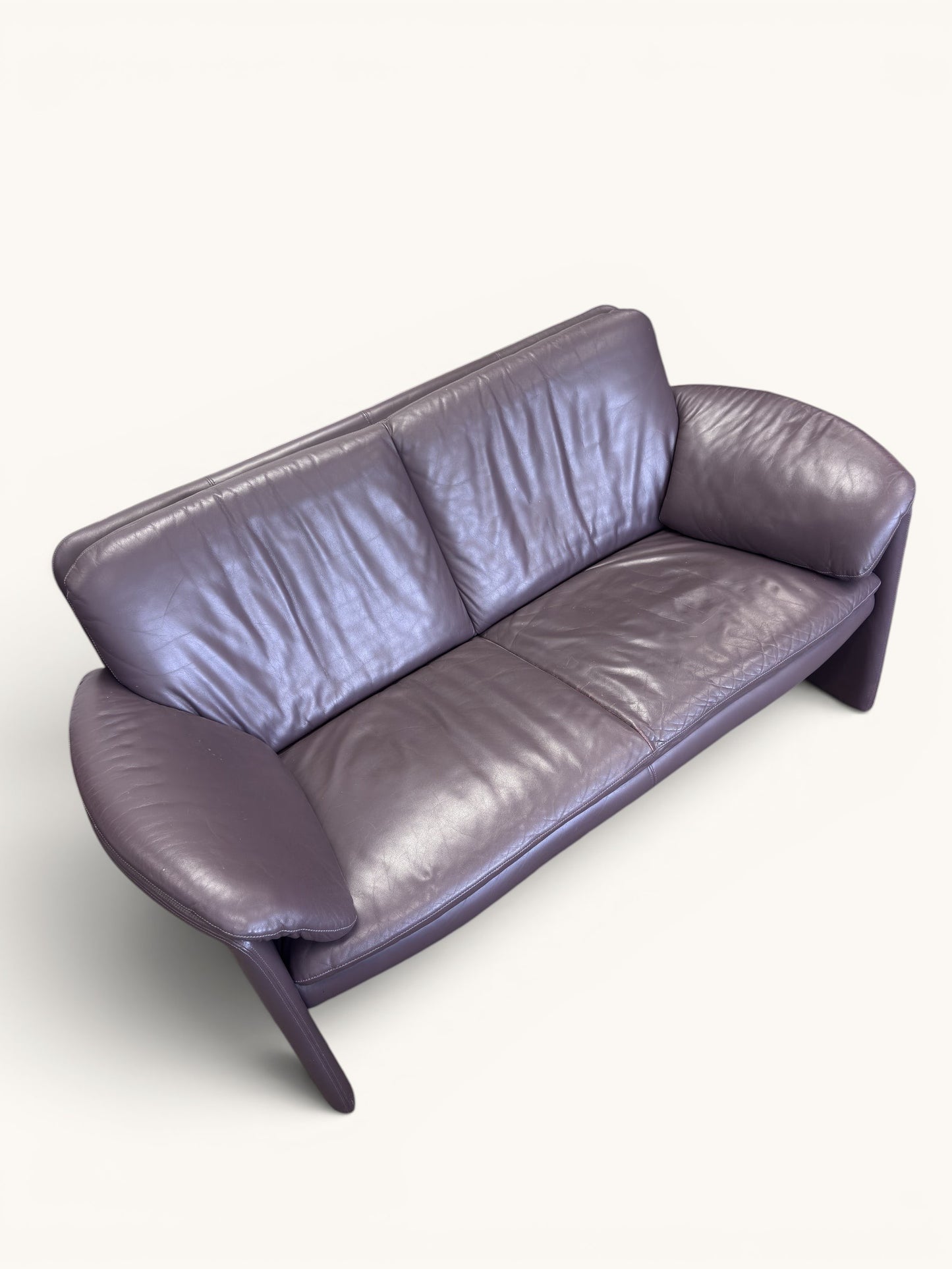 Leolux Bora Bora 2-zitsbank in aubergine paarsbruin leer