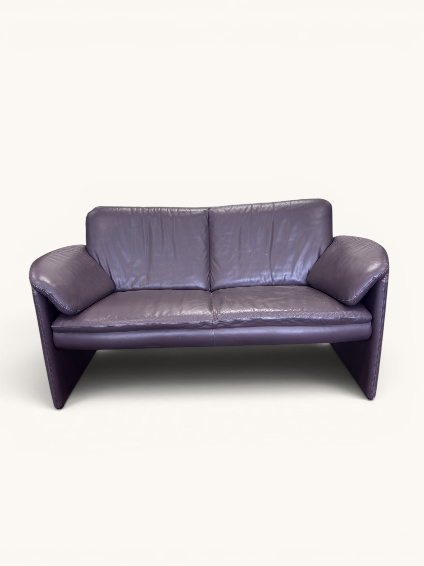 Leolux Bora Bora 2-zitsbank in aubergine paarsbruin leer