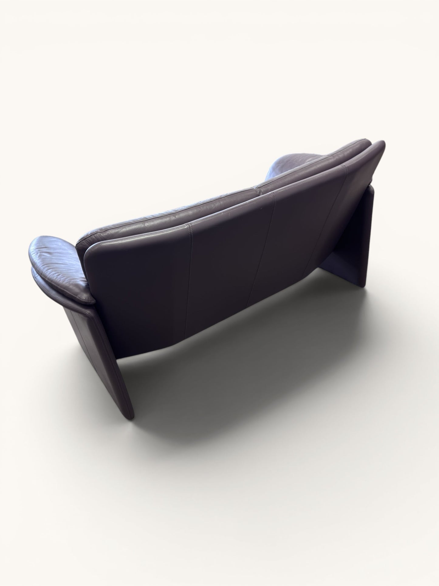Leolux Bora Bora 2-zitsbank in aubergine paarsbruin leer