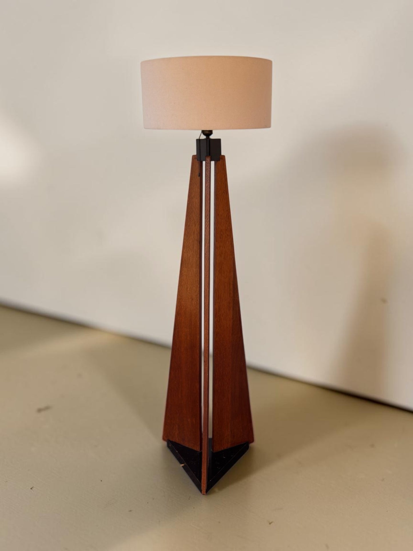 Eikenhouten Art Deco / Amsterdamse School vloerlamp, jaren 30