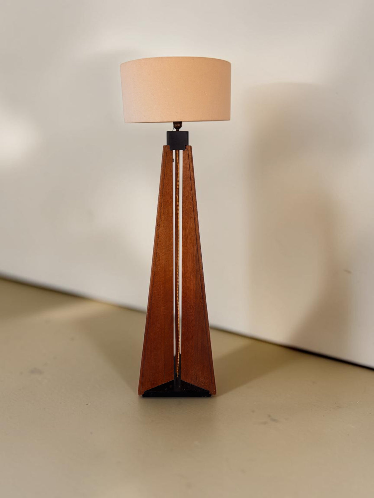 Eikenhouten Art Deco / Amsterdamse School vloerlamp, jaren 30