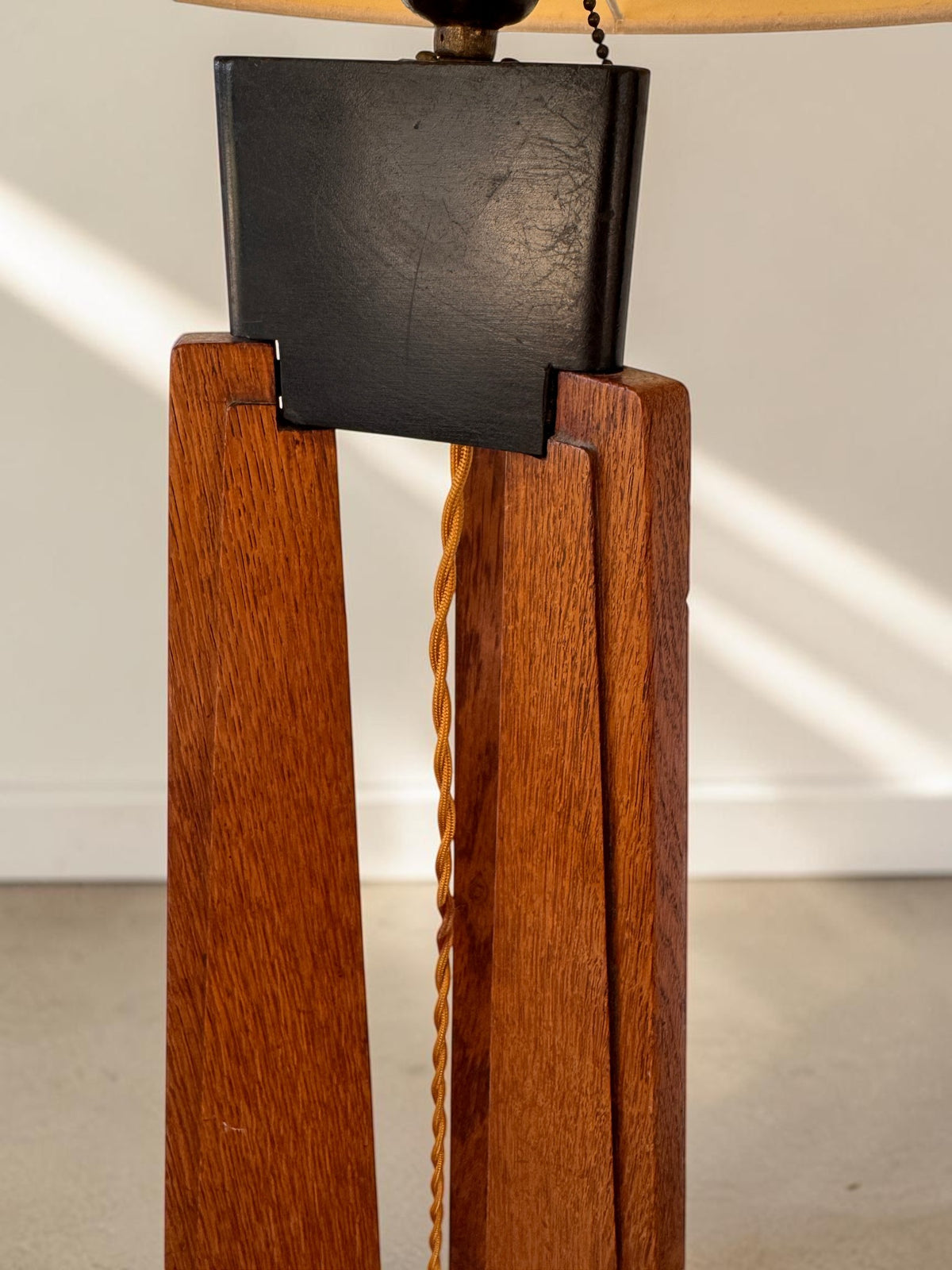 Eikenhouten Art Deco / Amsterdamse School vloerlamp, jaren 30