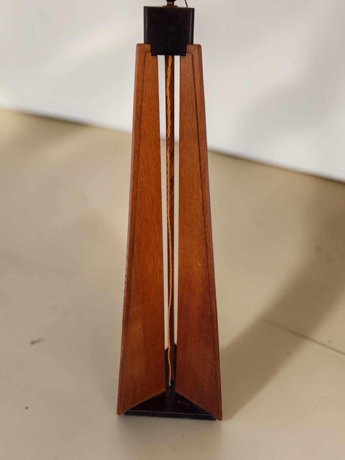 Eikenhouten Art Deco / Amsterdamse School vloerlamp, jaren 30