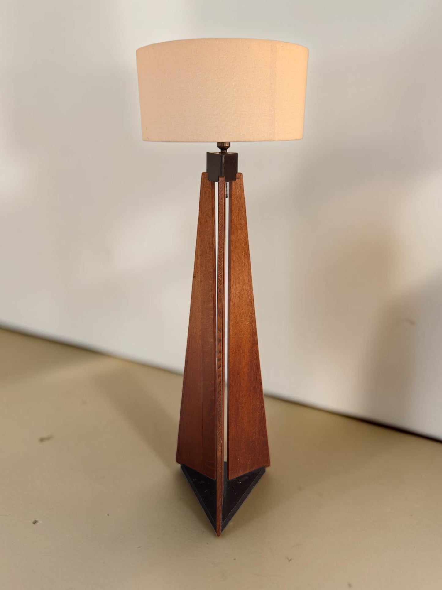 Eikenhouten Art Deco / Amsterdamse School vloerlamp, jaren 30
