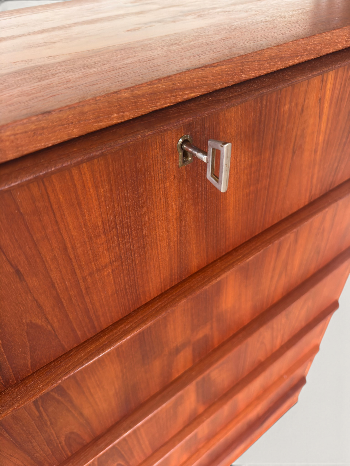 Vintage Deense teak "tallboy" ladekast met 7 lades