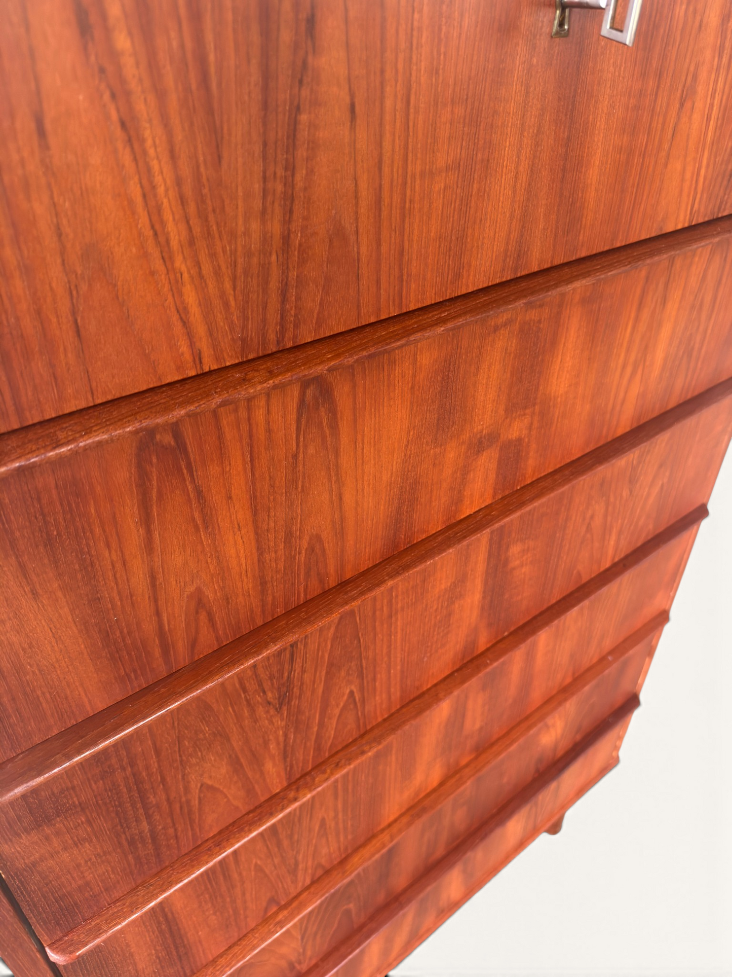 Vintage Deense teak "tallboy" ladekast met 7 lades