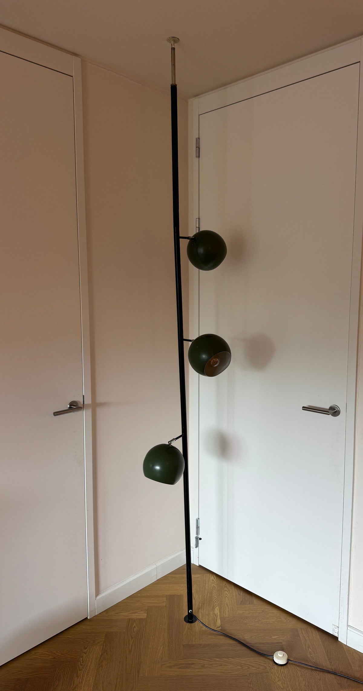 Driekoppige eyeball spanning lamp van vloer tot plafond, mid century modern