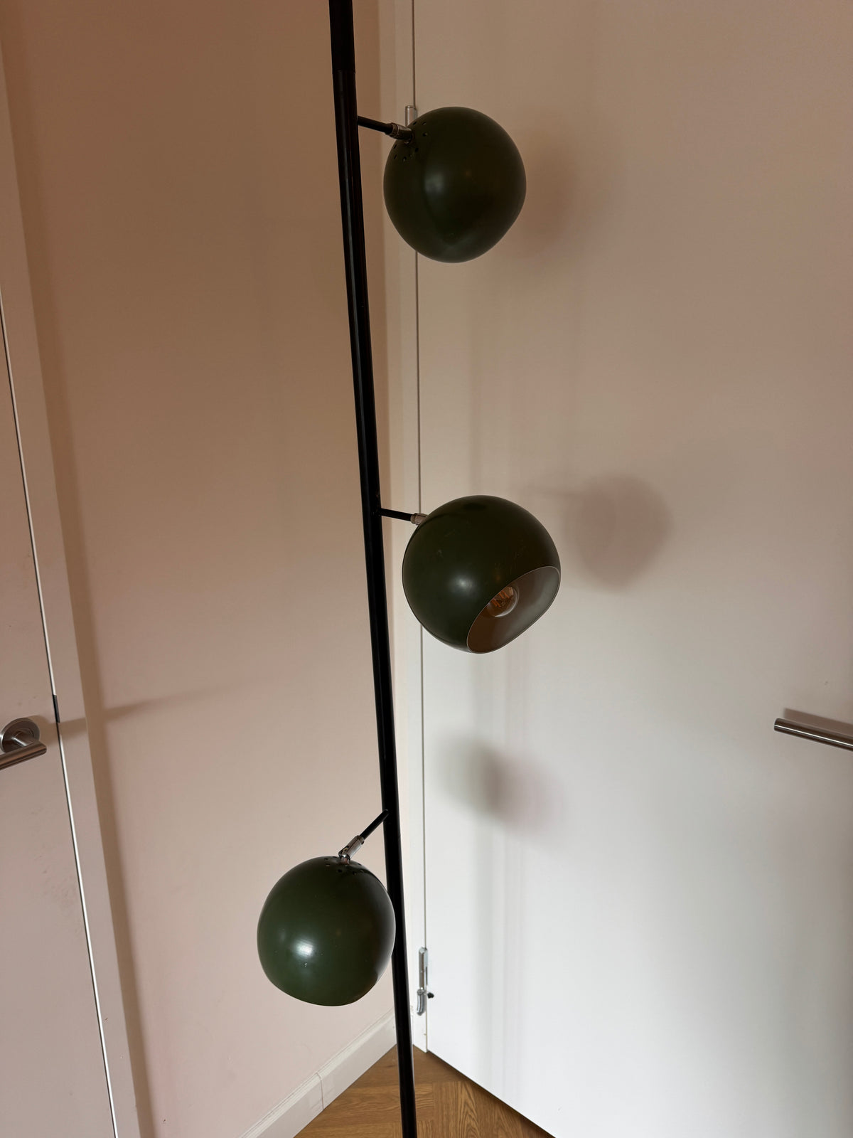 Driekoppige eyeball spanning lamp van vloer tot plafond, mid century modern