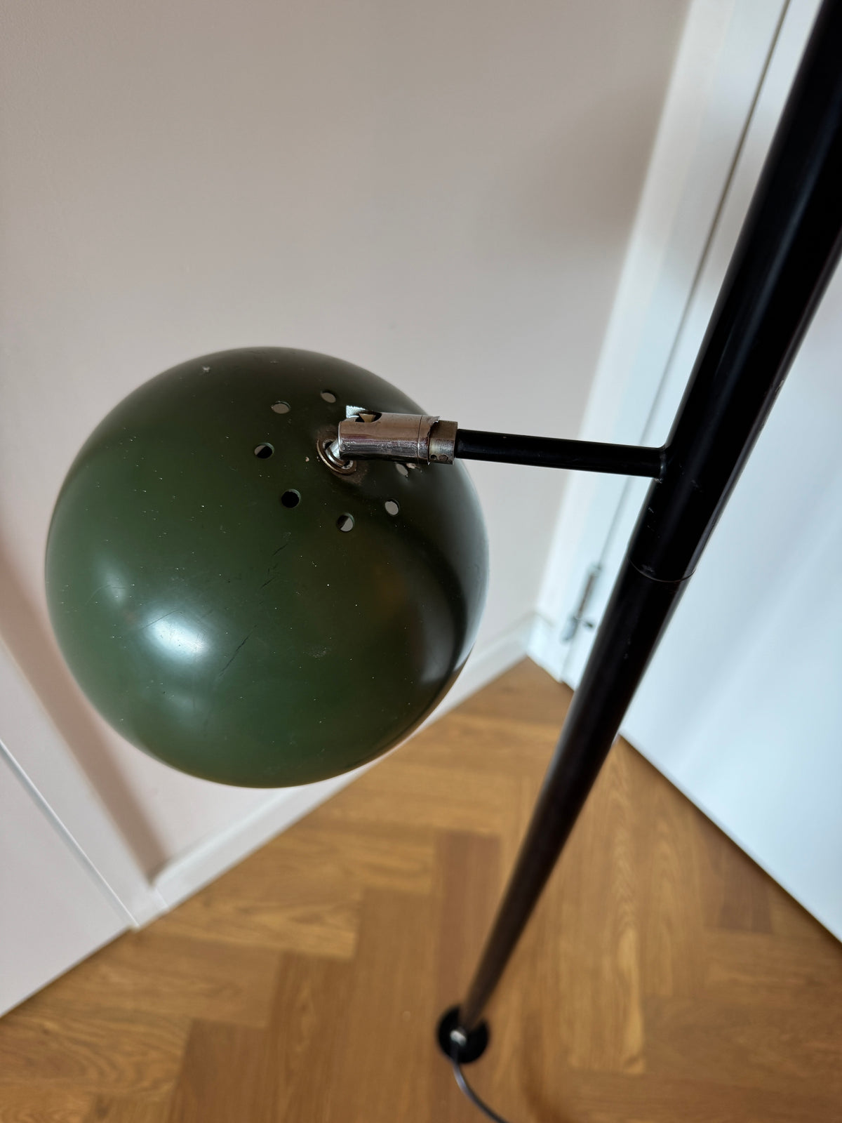 Driekoppige eyeball spanning lamp van vloer tot plafond, mid century modern