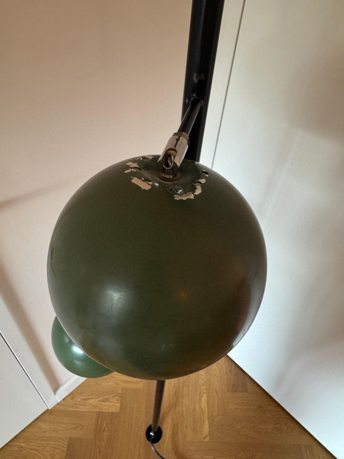 Driekoppige eyeball spanning lamp van vloer tot plafond, mid century modern