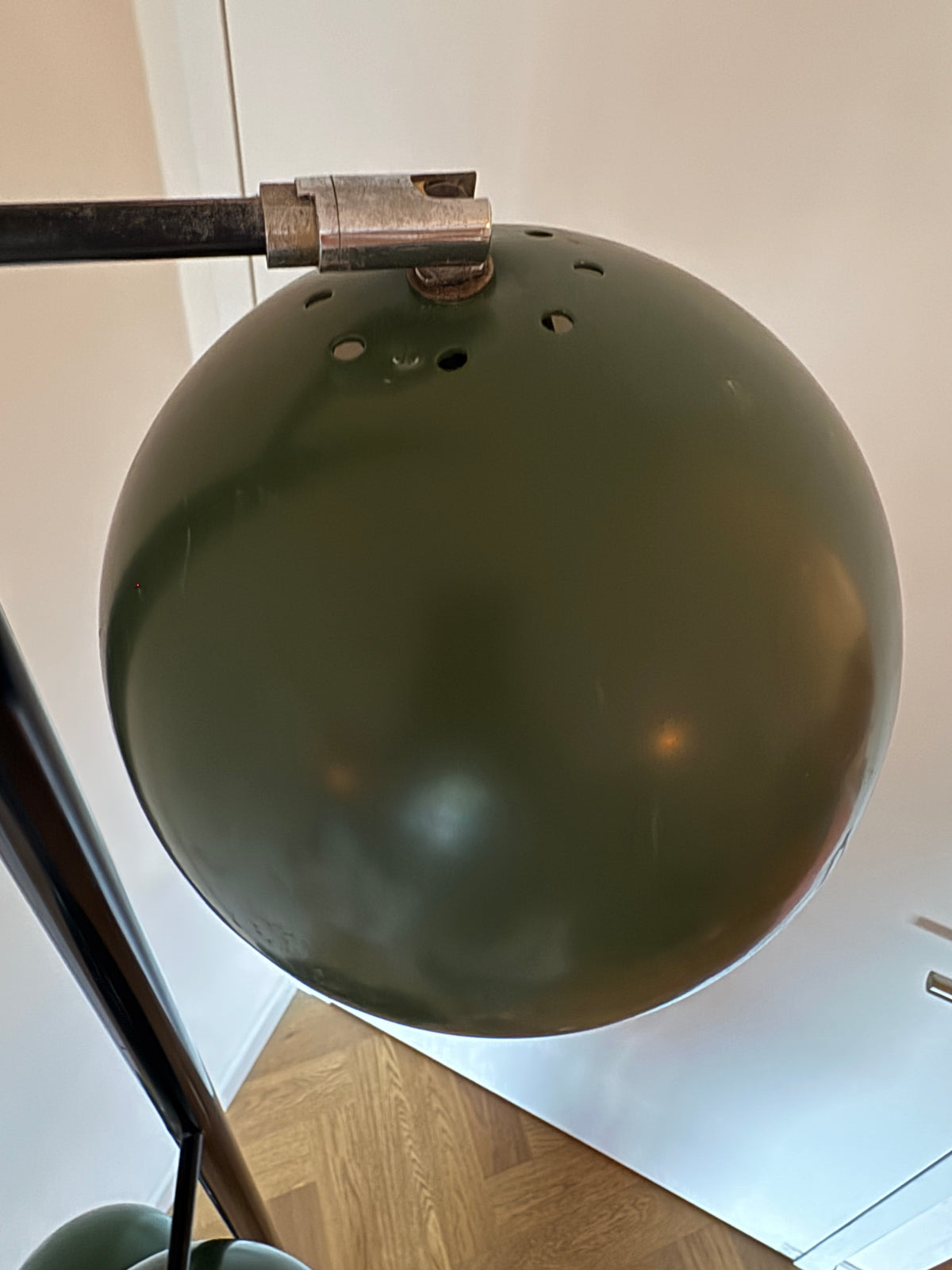 Driekoppige eyeball spanning lamp van vloer tot plafond, mid century modern