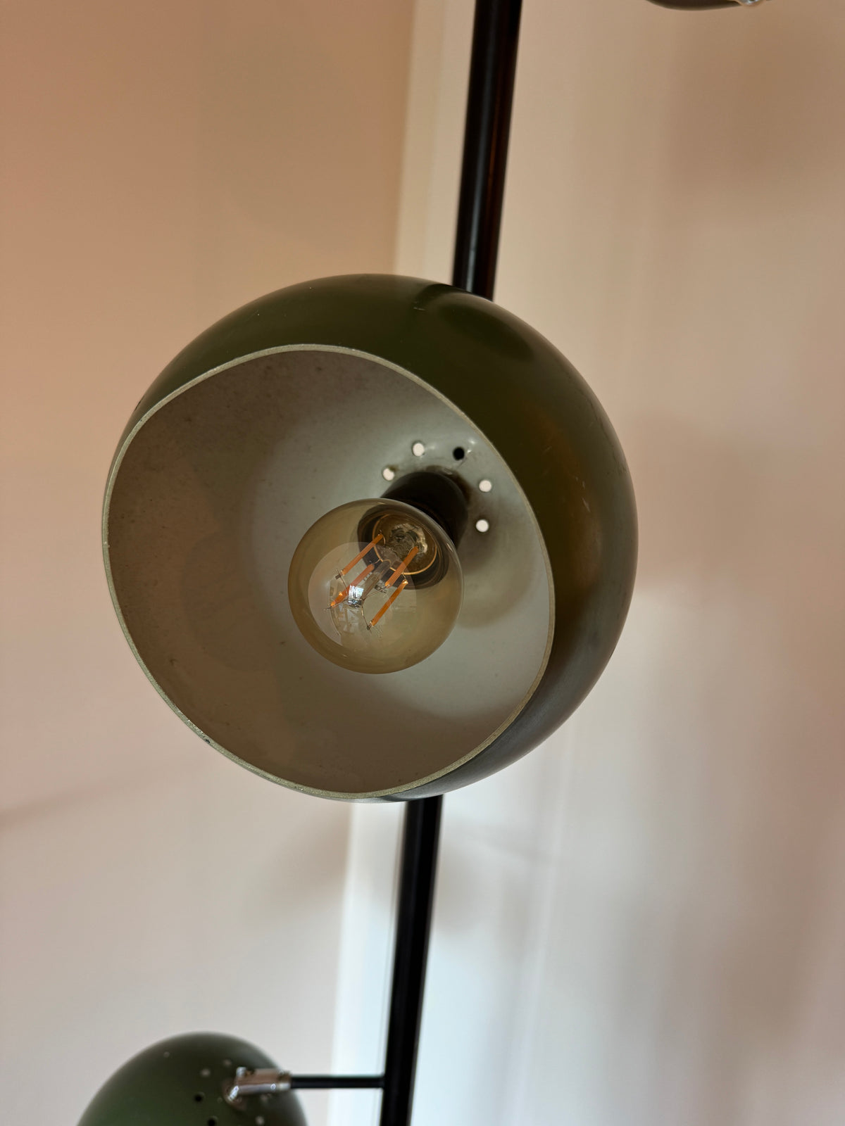 Driekoppige eyeball spanning lamp van vloer tot plafond, mid century modern