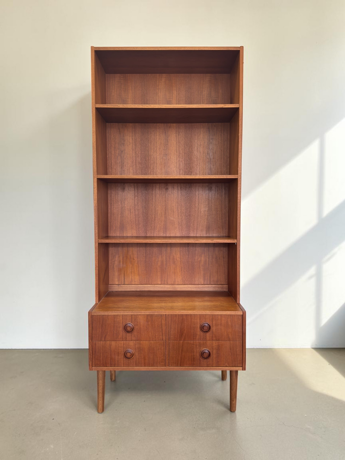 tessvintage Deens mid-century highboard van teakhout met vier open planken en vier lades met ronde houten grepen