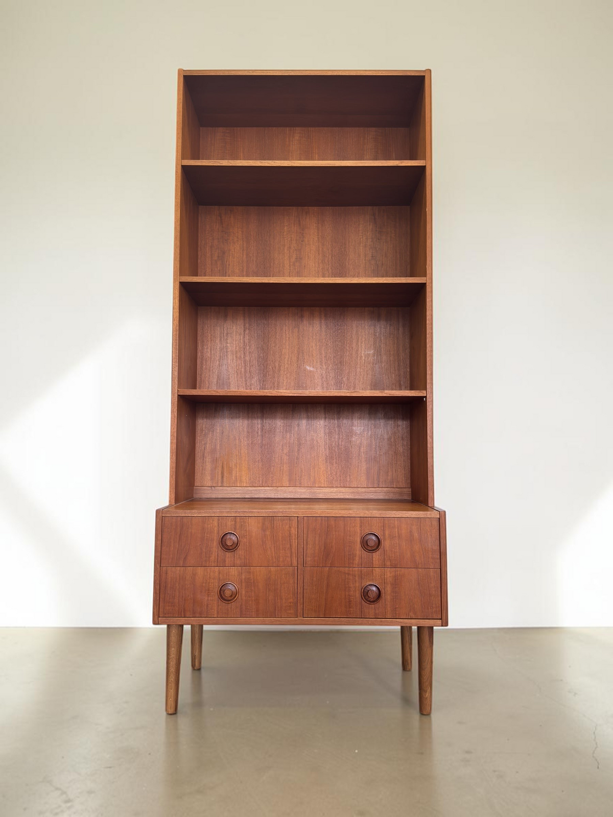 tessvintage Deens mid-century modern highboard van teakhout met vier open planken en vier lades met ronde grepen