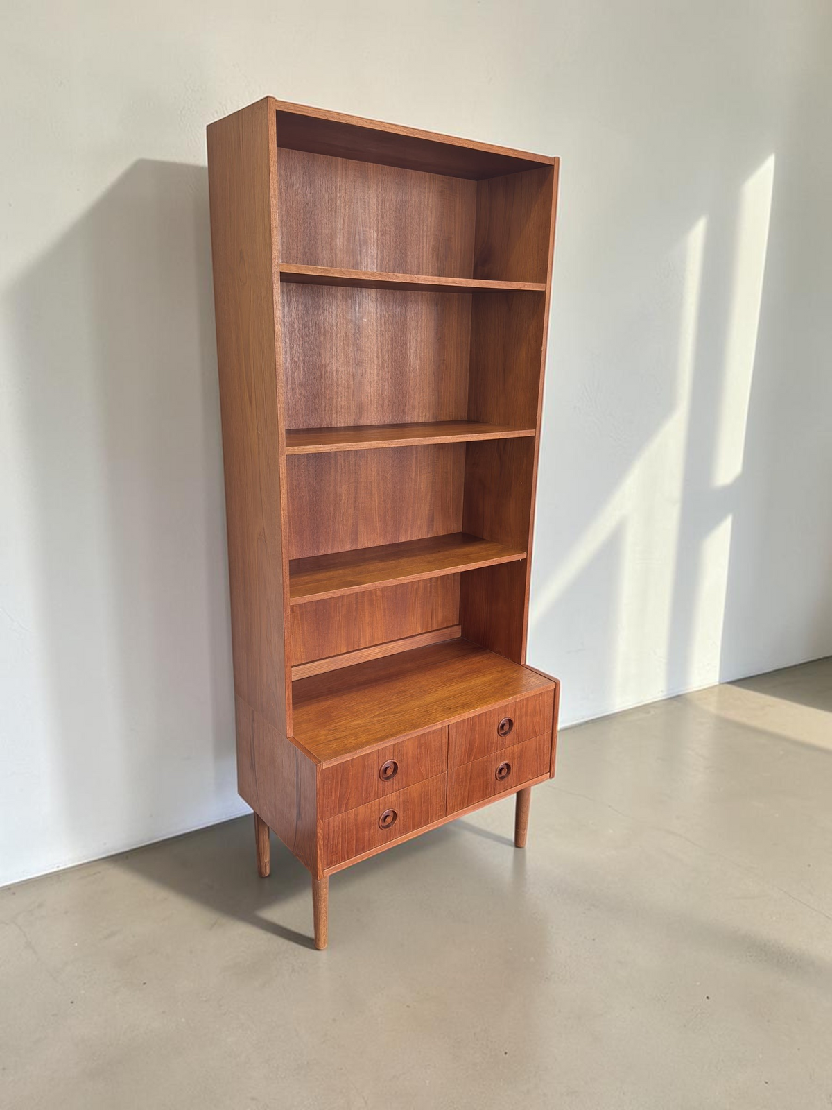 tessvintage Deens mid-century highboard van teakfineer met vier open planken en vier lades met ronde grepen