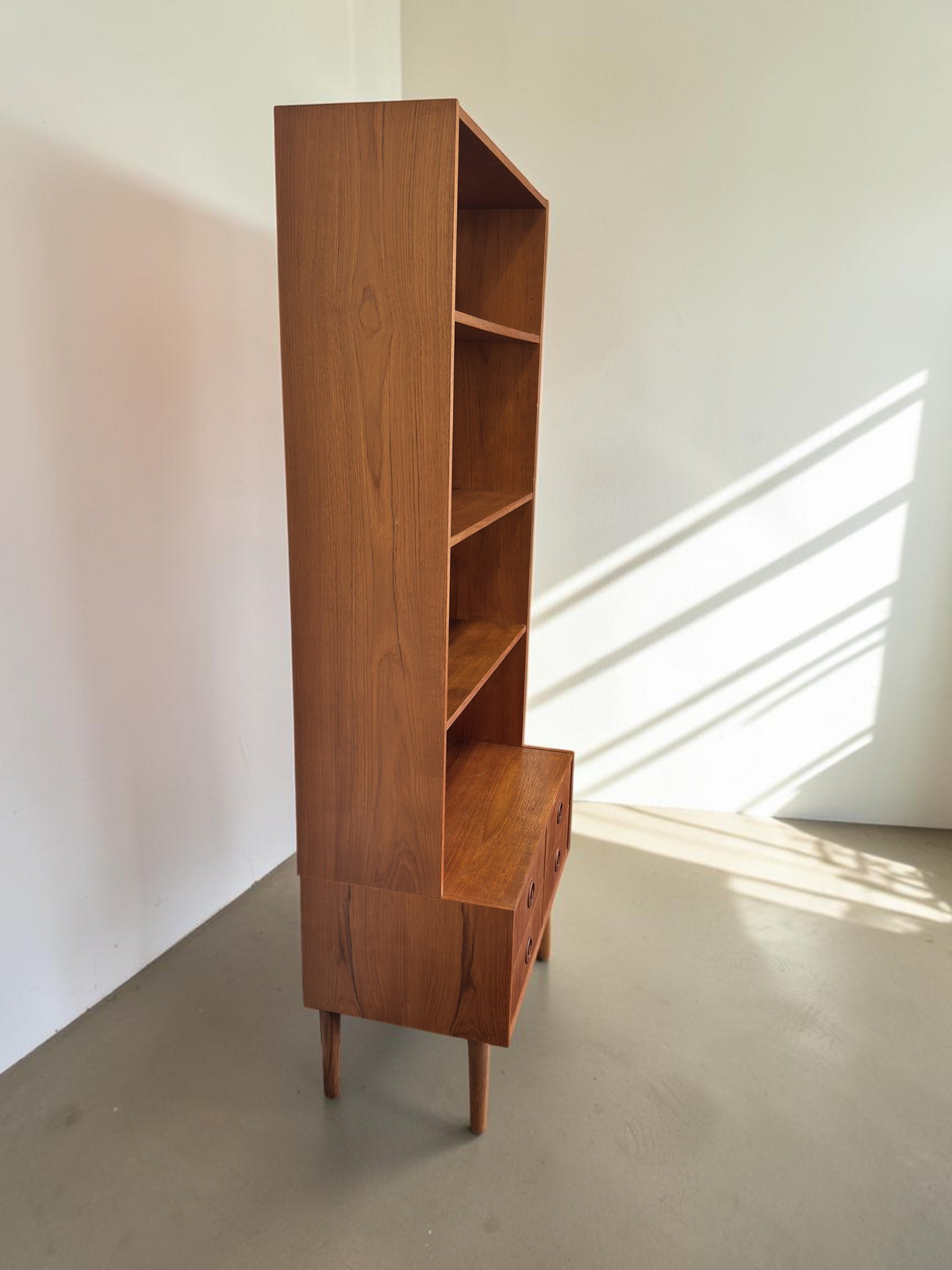 tessvintage Deens mid-century highboard van teakhout met open planken en lades, zijaanzicht