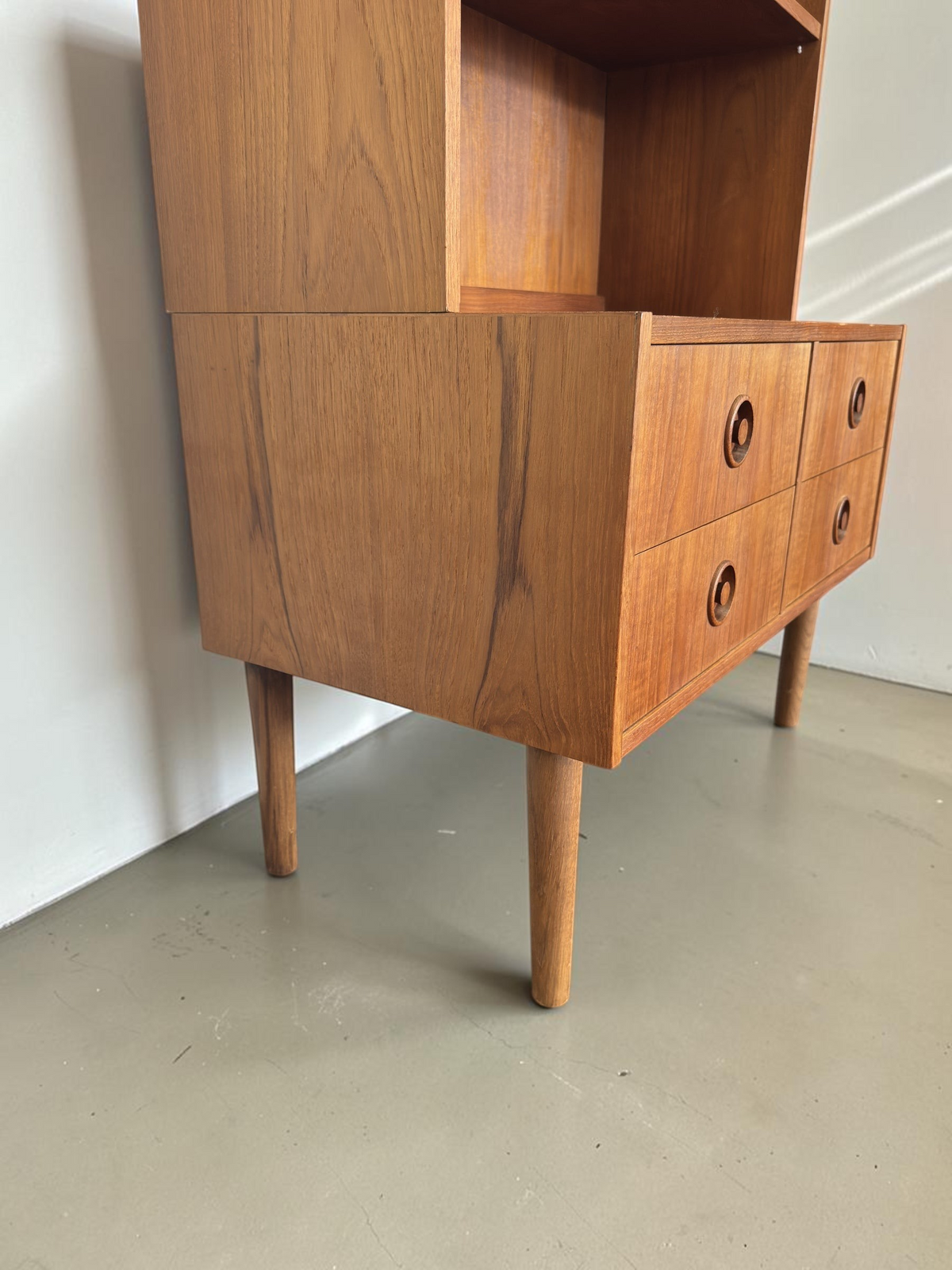 tessvintage Deens mid-century highboard van teakhout met vier lades, ronde houten grepen en open planken