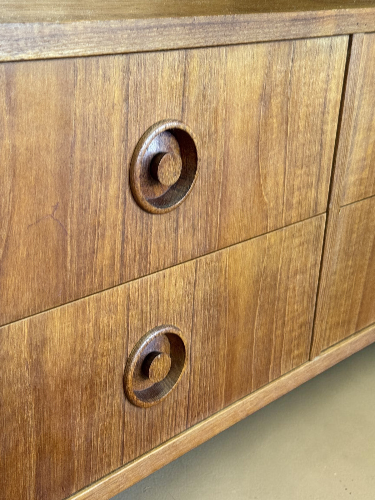 tessvintage Deens mid-century highboard van teak fineer met kenmerkende ronde houten ladehandgrepen