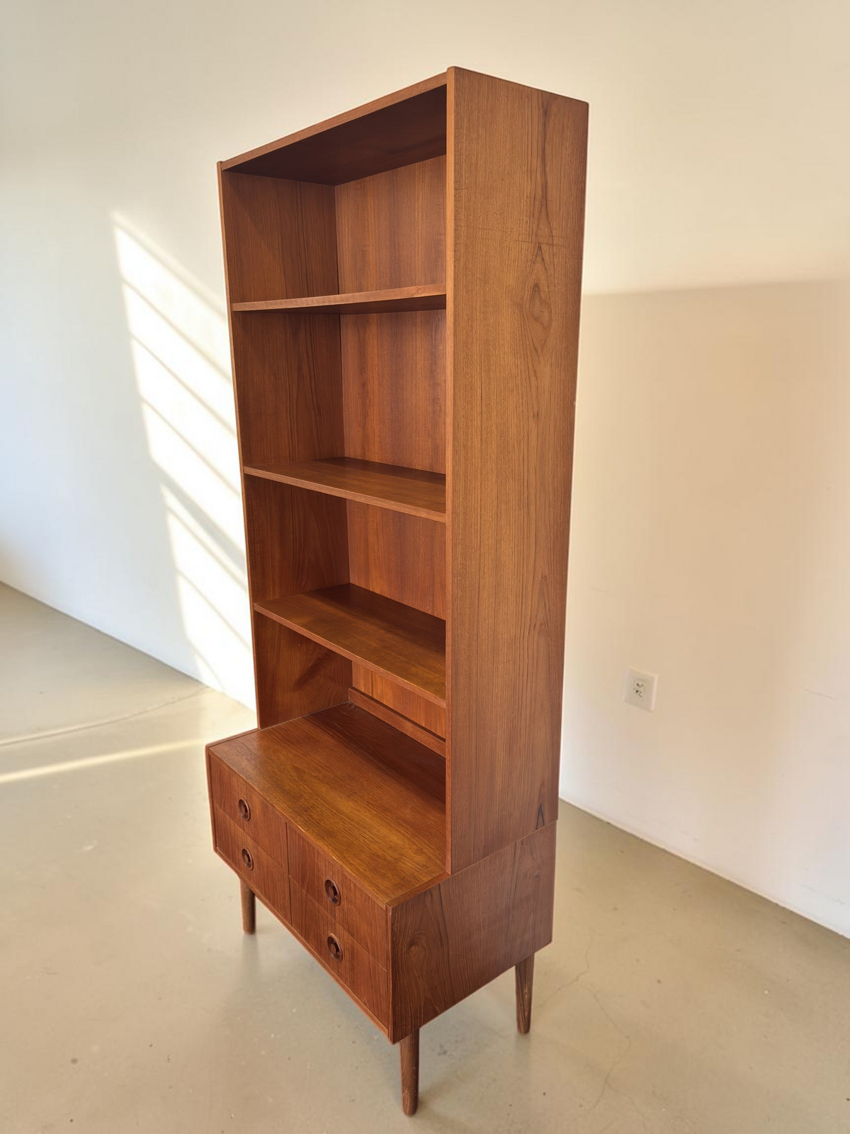 tessvintage Deens mid-century highboard van teakhout met vier open planken en vier lades met ronde houten grepen