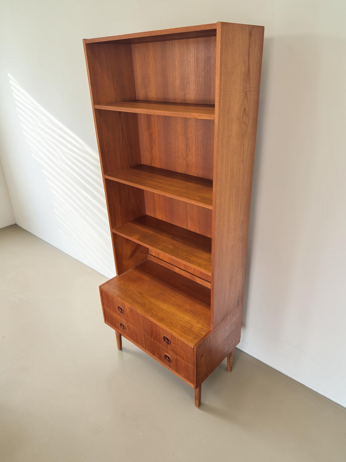tessvintage Deens mid-century highboard van teakfineer met vier open planken en lades met ronde houten grepen