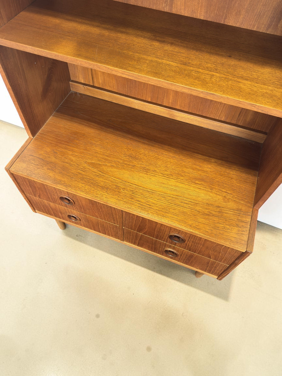 tessvintage Deens mid-century highboard van teakhout met open planken en lades met ronde houten grepen