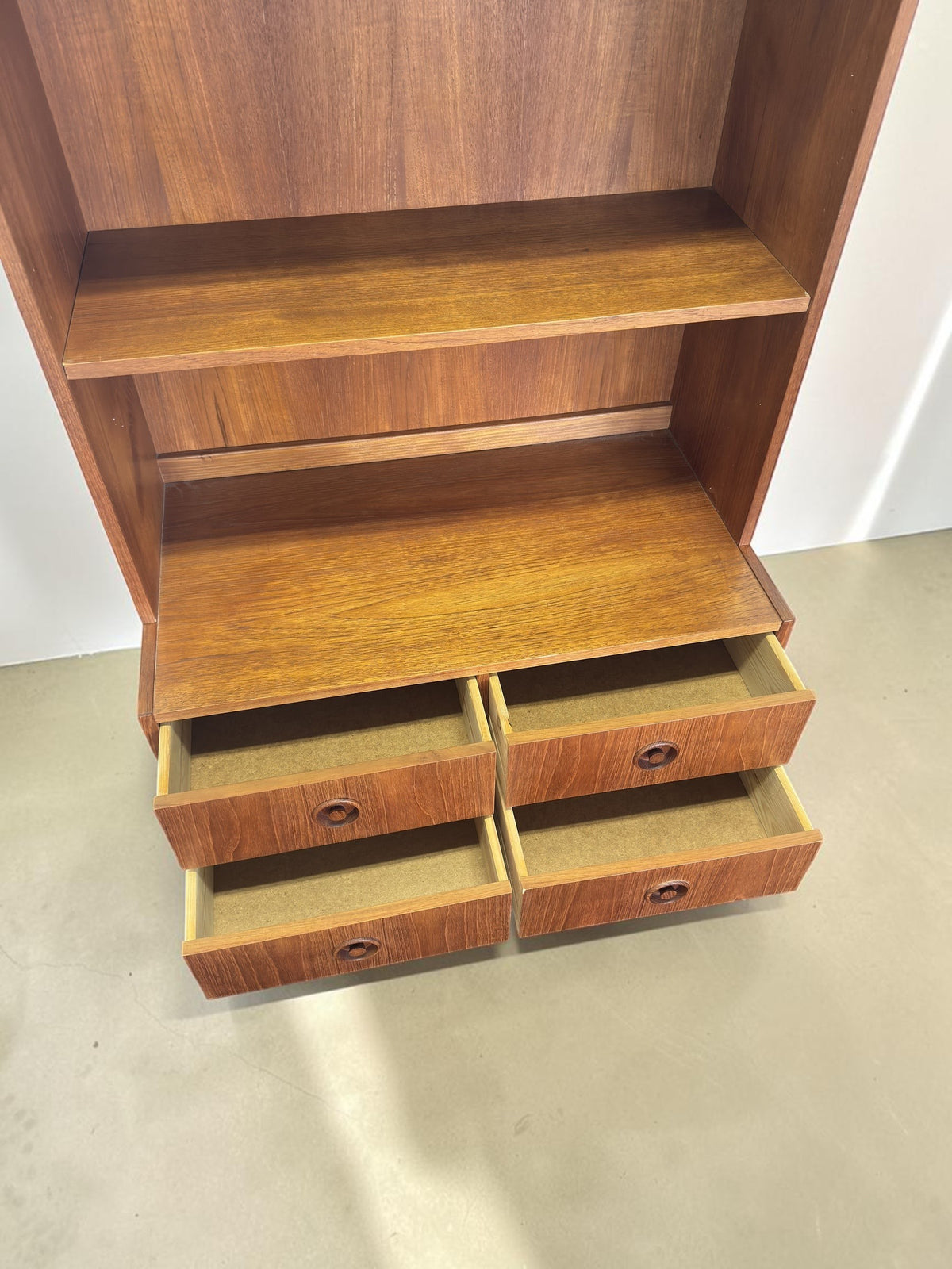 tessvintage Deens mid-century highboard van teakfineer met vier lades en open planken