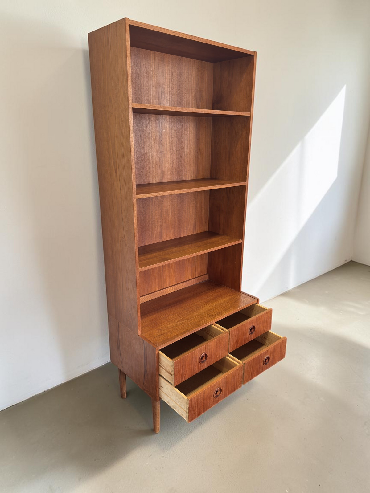 tessvintage Deens mid-century highboard van teakhout met open planken en vier lades met ronde houten grepen