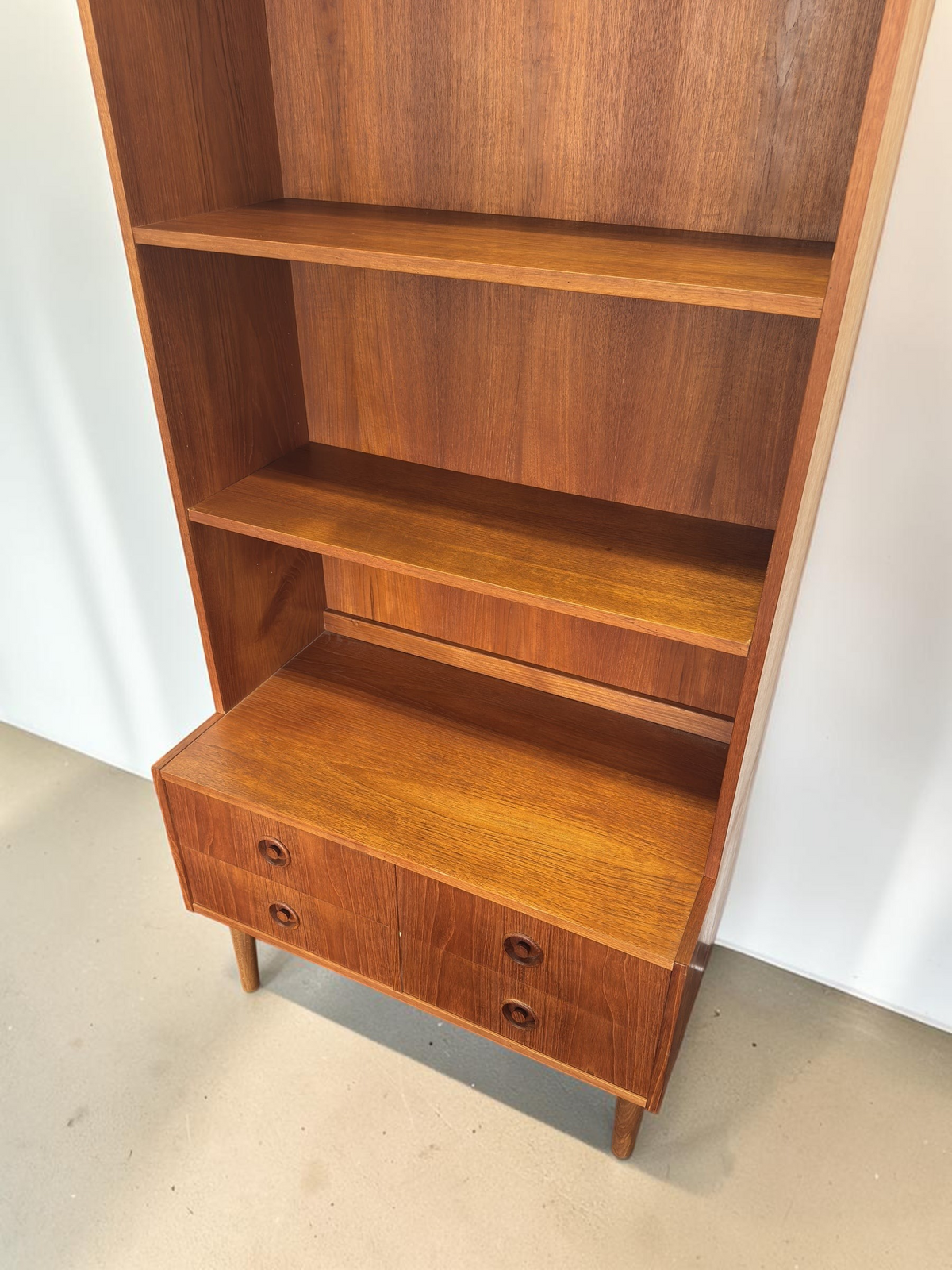 tessvintage Deens mid-century highboard van teakhout met open planken en vier lades met ronde houten grepen