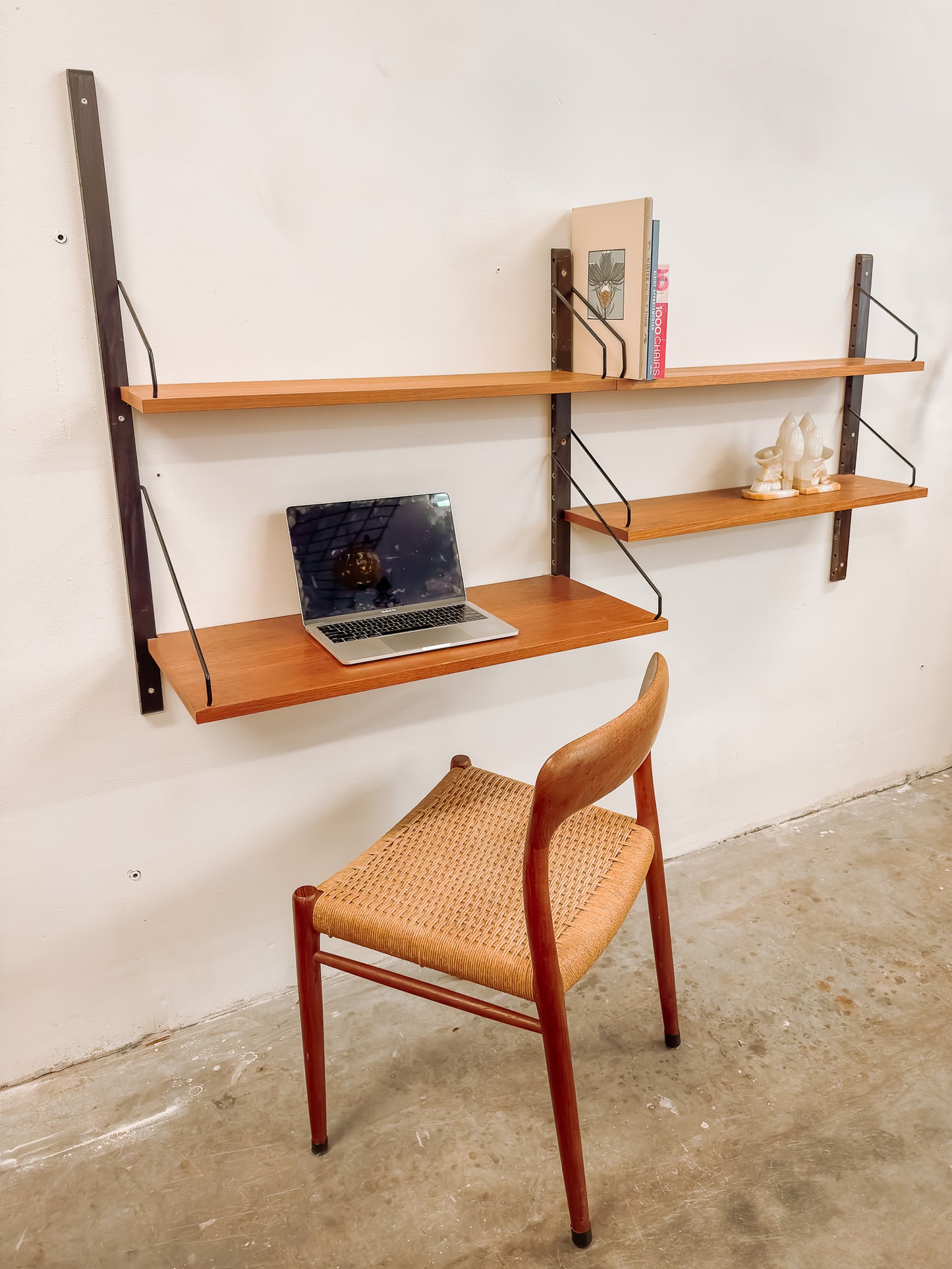 Royal System modulair wandmeubel met bureautje van Poul Cadovius