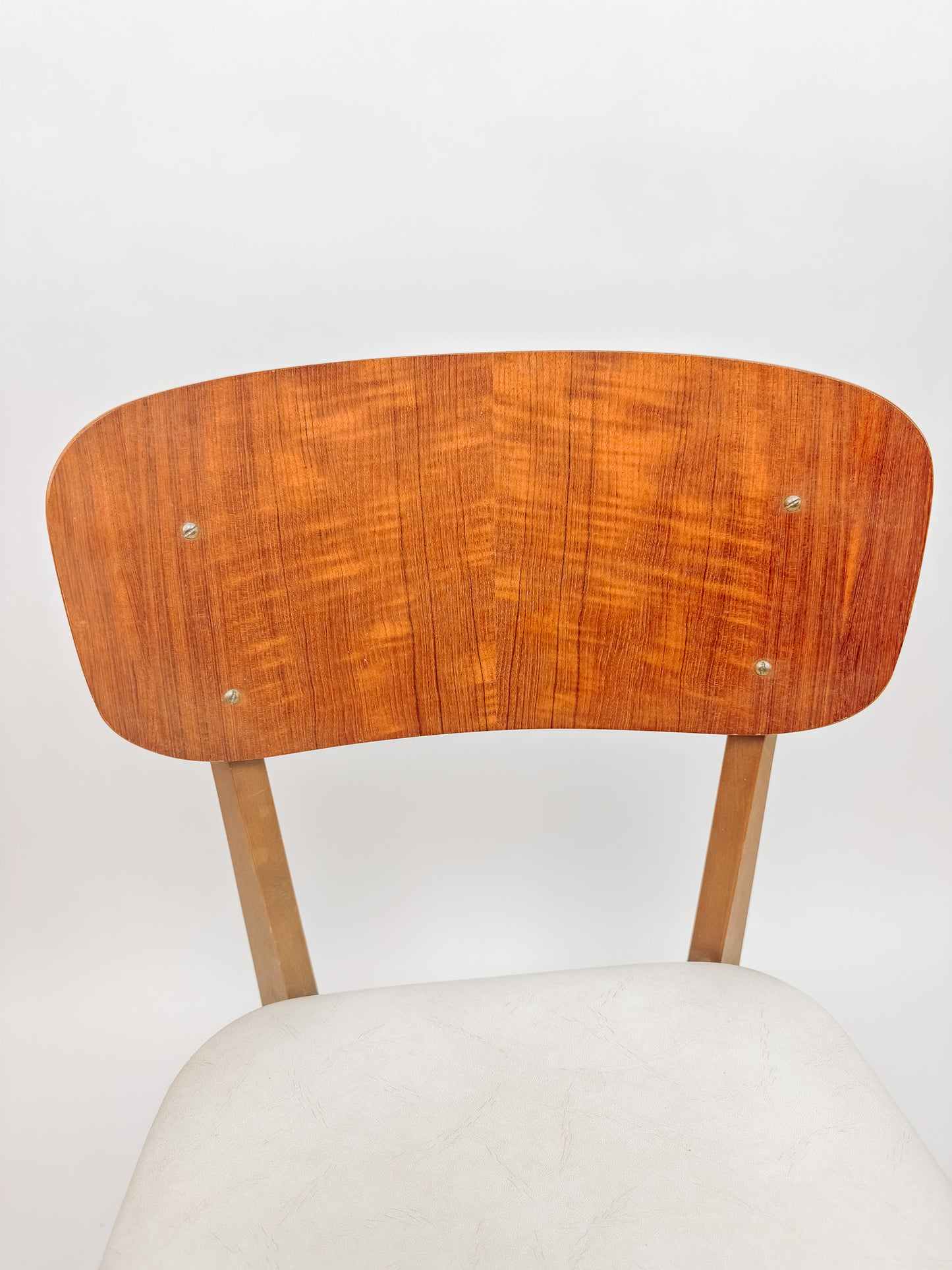 Vintage eetkamerstoel met witte skai leren zitting