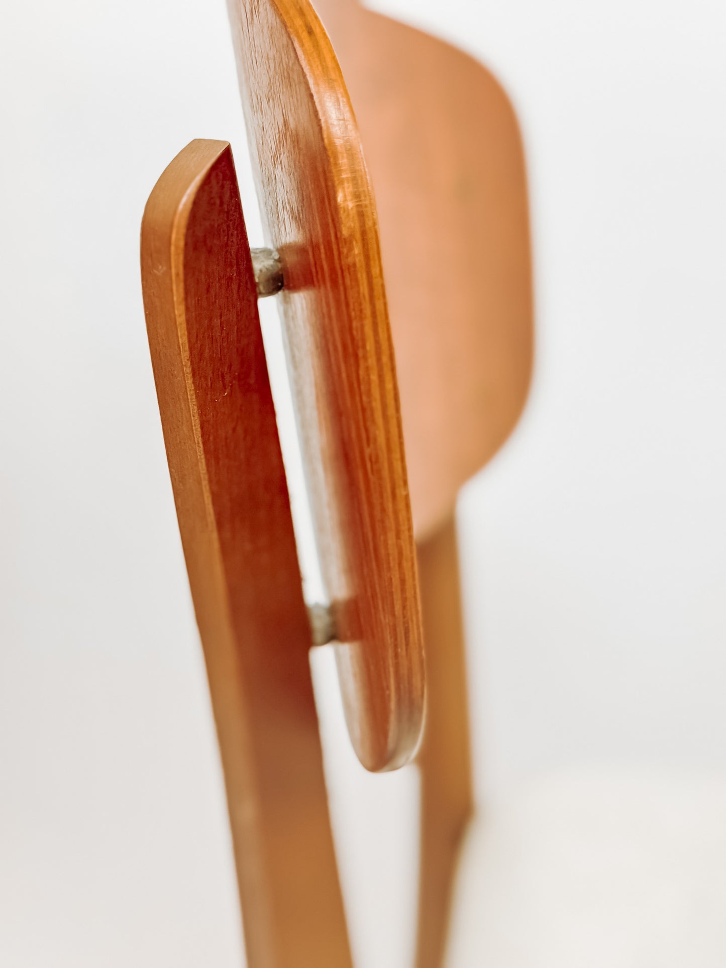 Vintage eetkamerstoel met witte skai leren zitting