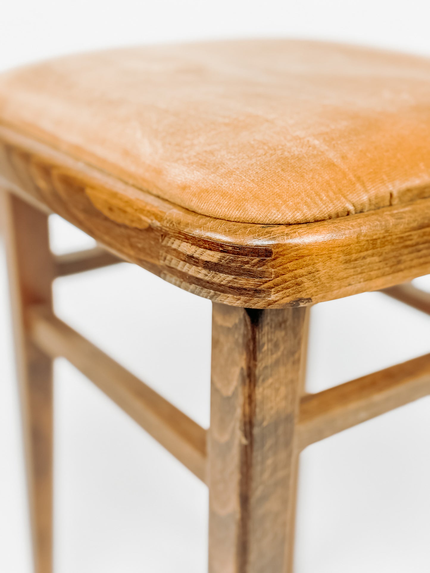 Vintage houten krukje met goudgele fluwelen zitting