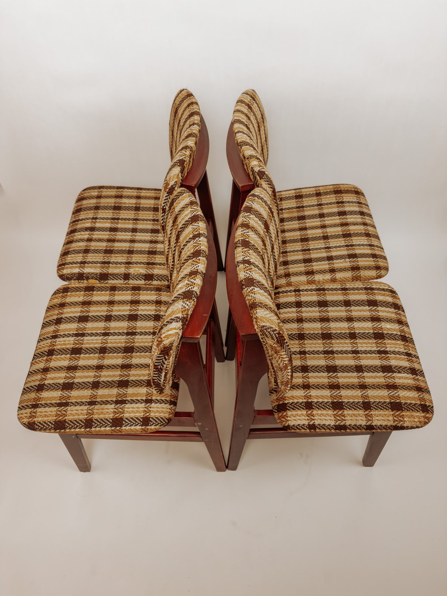 4x Vintage houten eetkamerstoelen met geblokte stof