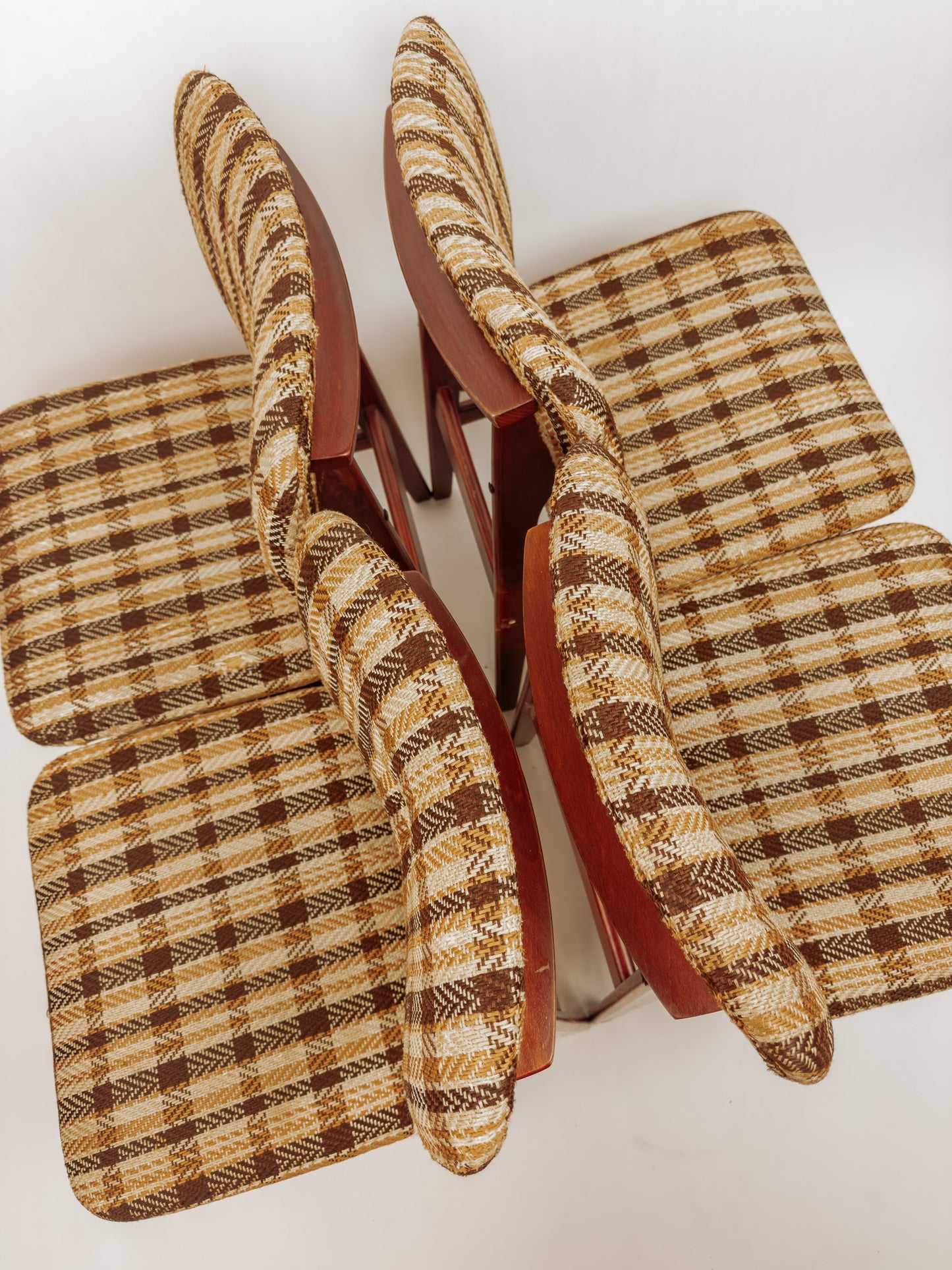 4x Vintage houten eetkamerstoelen met geblokte stof