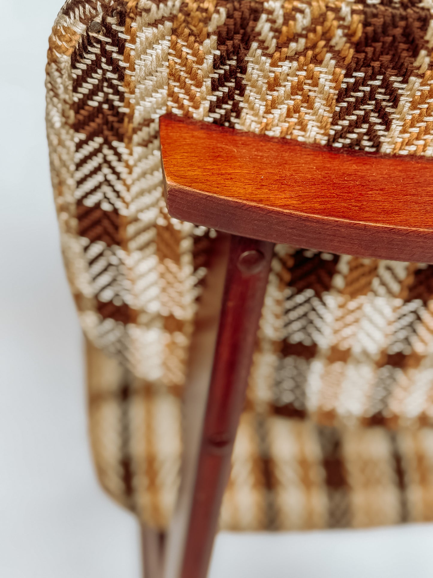 4x Vintage houten eetkamerstoelen met geblokte stof