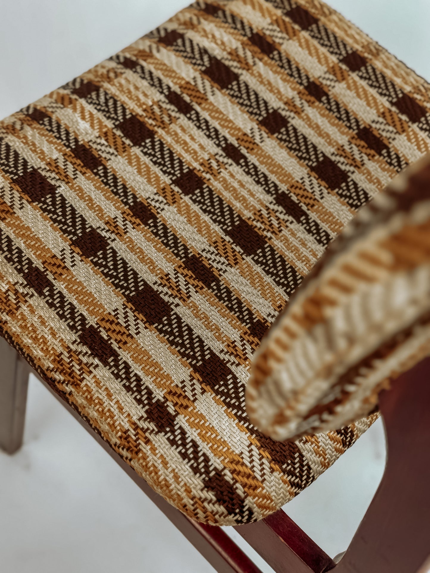 4x Vintage houten eetkamerstoelen met geblokte stof