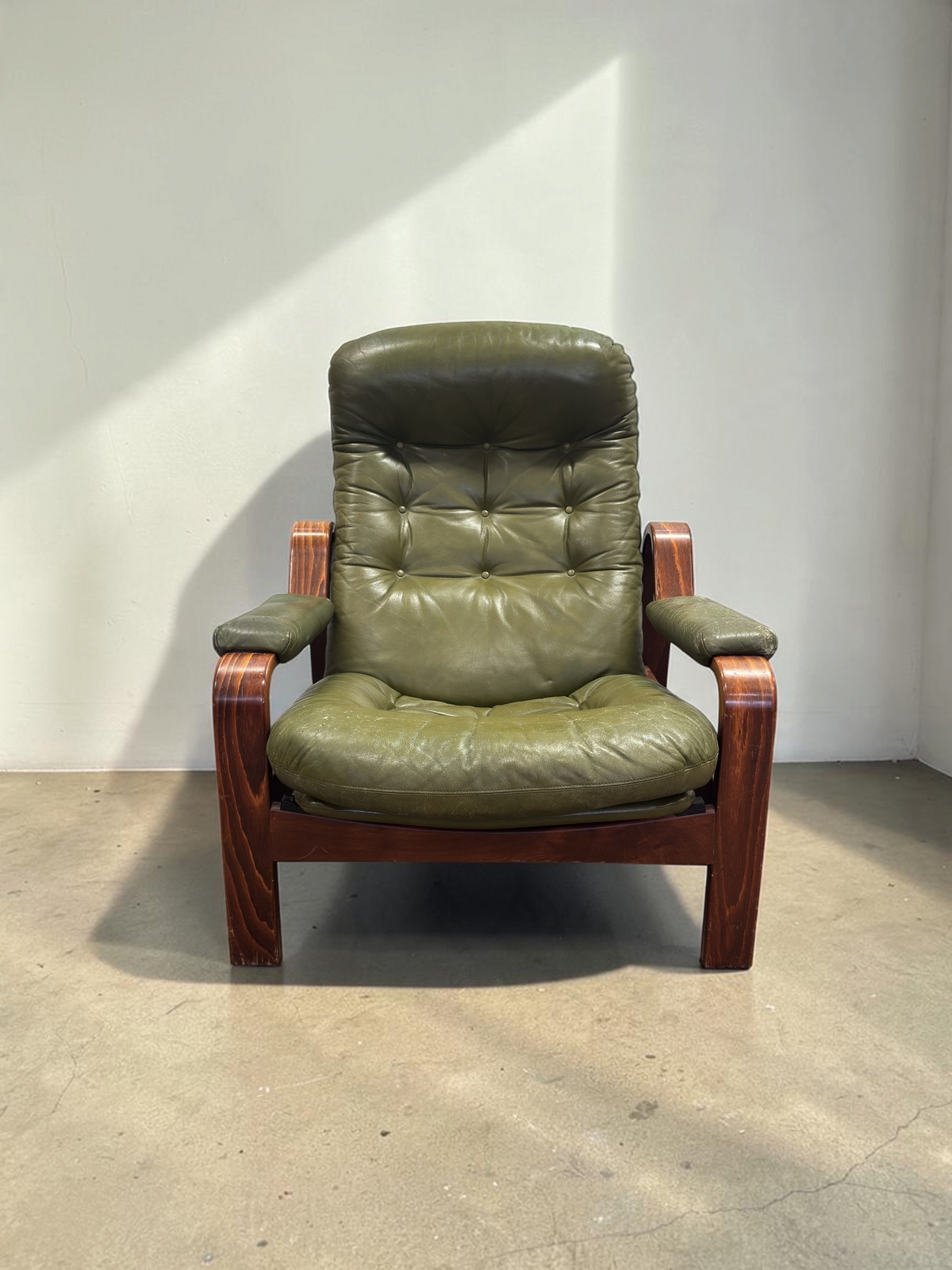tessvintage olijfgroene fauteuil van Göte Möbler met gebogen houten frame en getuft leer uit de jaren 70
