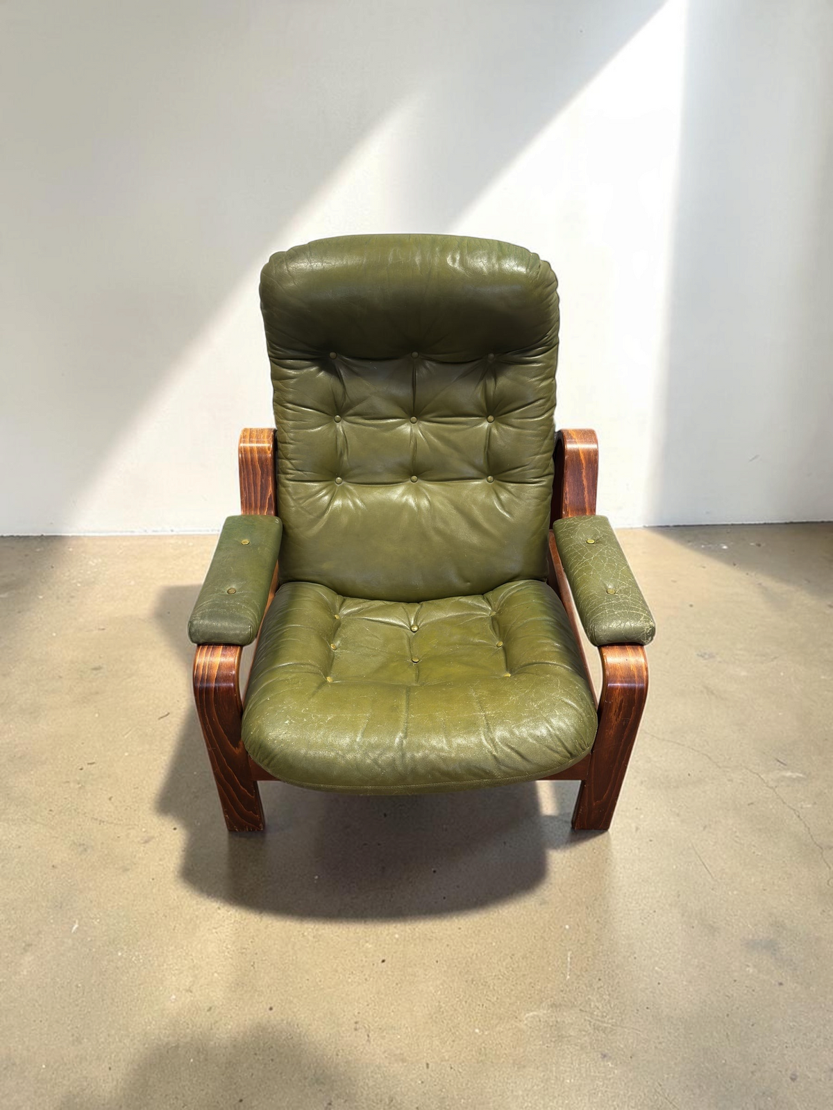 tessvintage olijfgroene leren fauteuil van Göte Möbler met houten frame en gecapitonneerde zitting uit de jaren 70