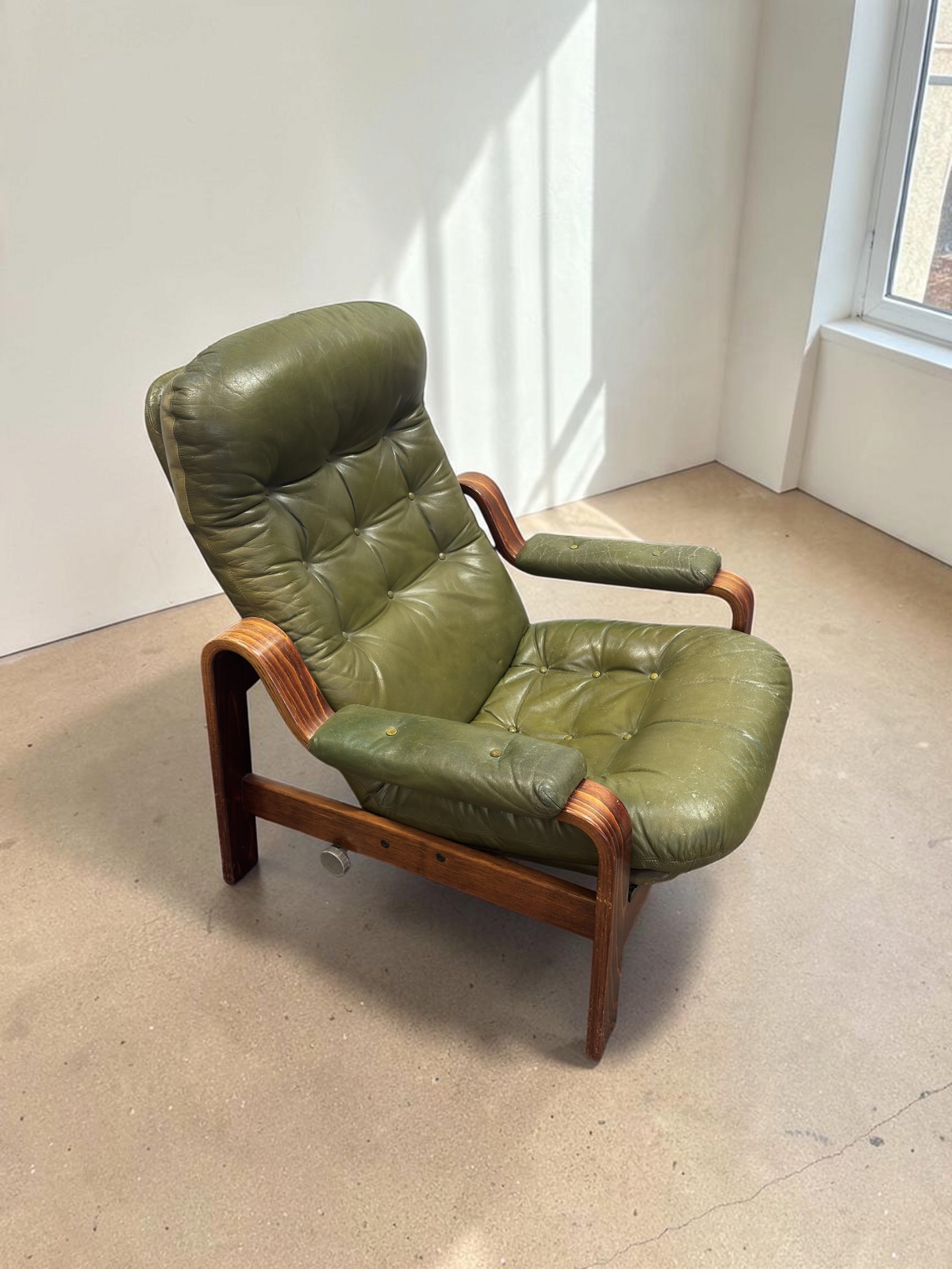 tessvintage olijfgroene vintage fauteuil van Göte Möbler met gebogen houten frame en getuft leer uit de jaren 70