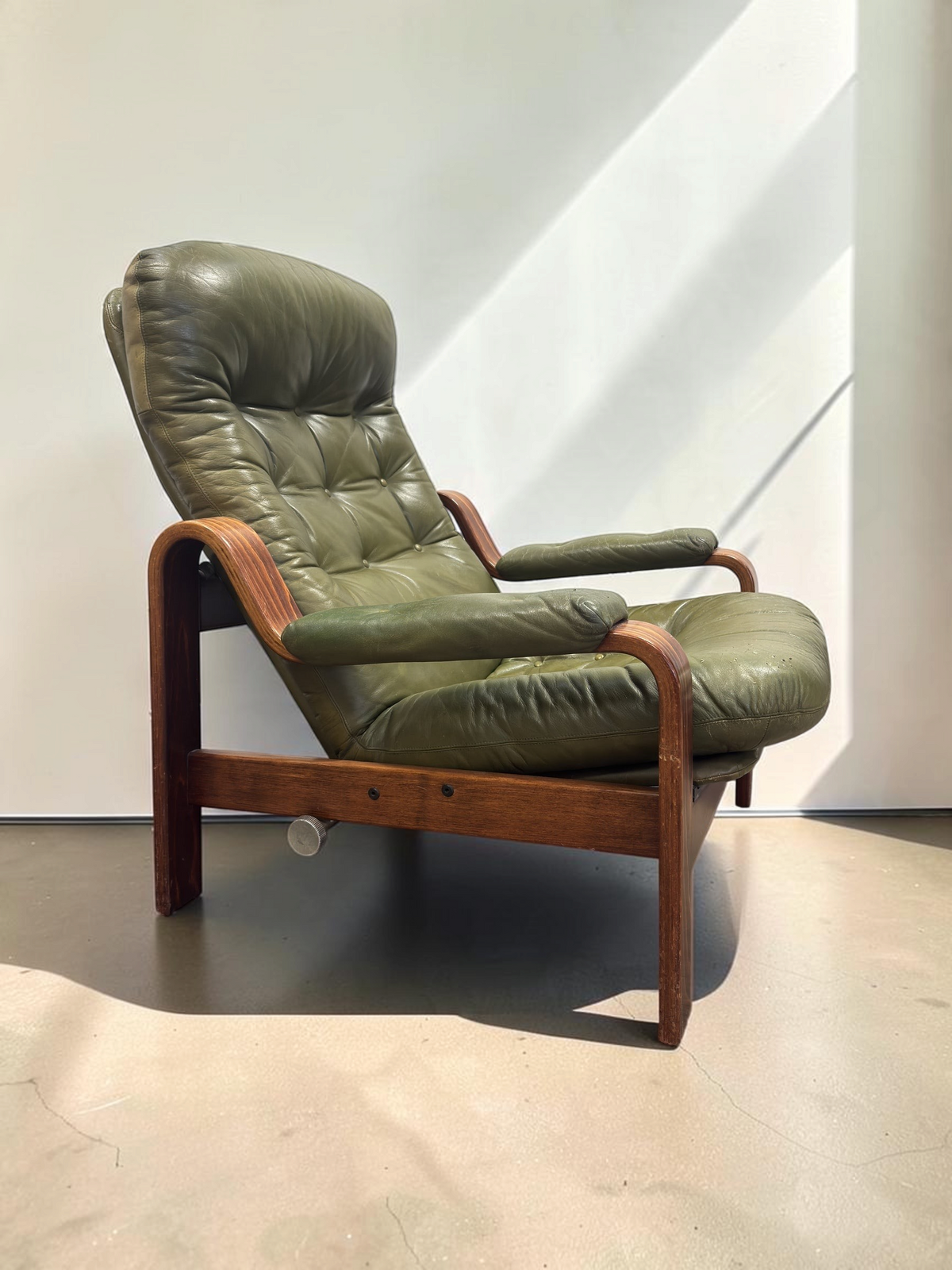 tessvintage olijfgroene leren fauteuil van Göte Möbler met houten frame en verstelbare rugleuning uit de jaren 70