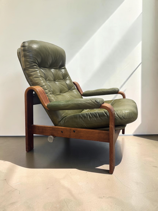 tessvintage olijfgroene leren fauteuil van Göte Möbler met houten frame en verstelbare rugleuning uit de jaren 70