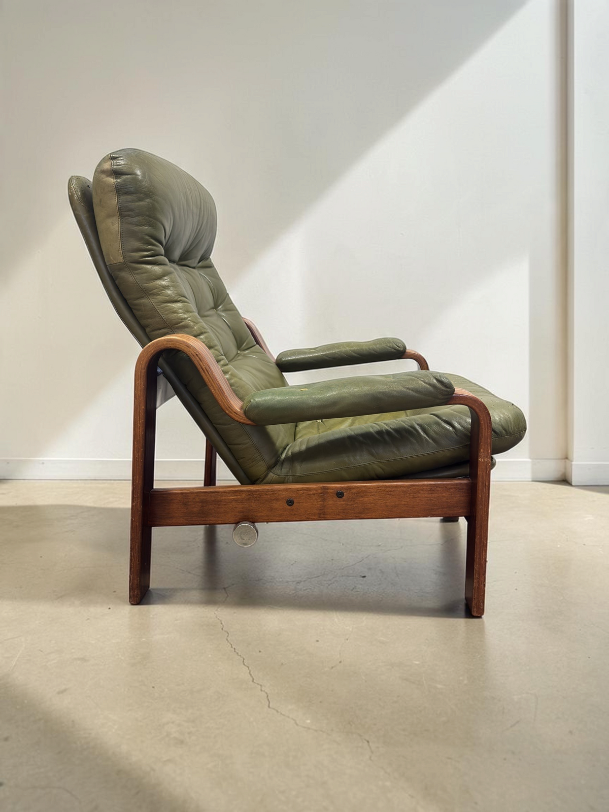 tessvintage olijfgroene leren fauteuil van Göte Möbler met gebogen houten frame en verstelbare rugleuning