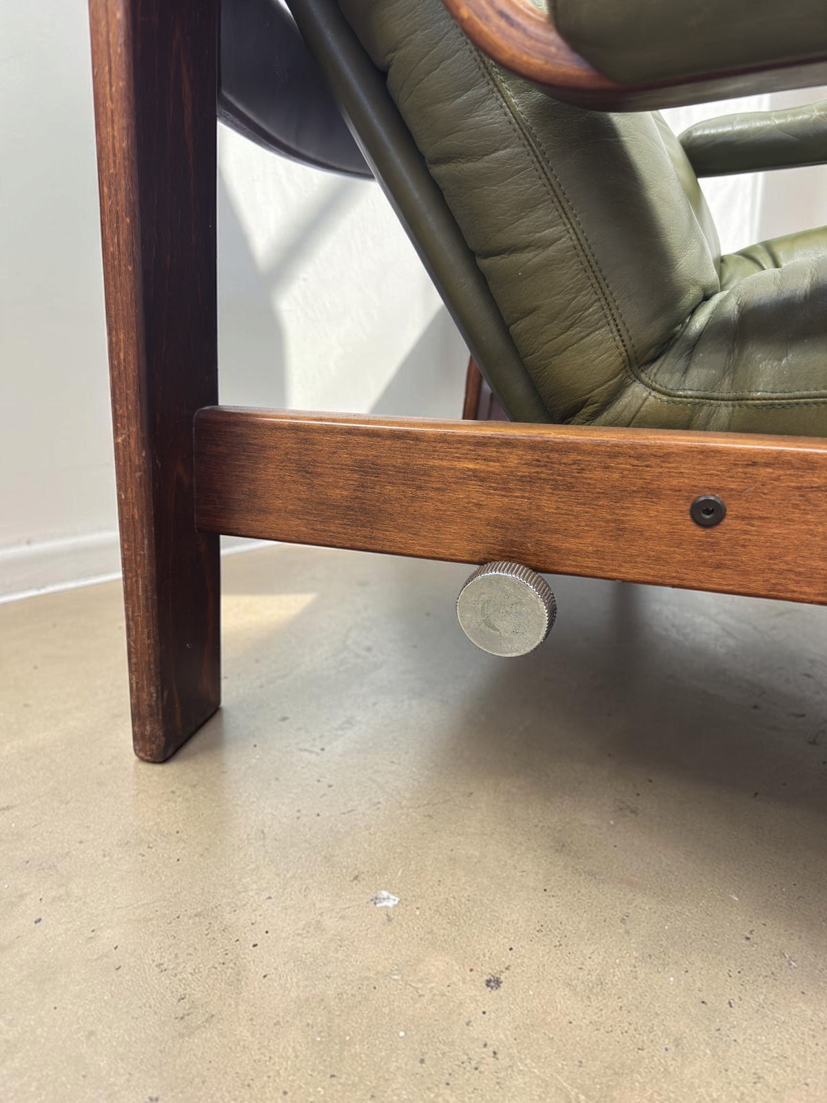 tessvintage olijfgroene leren fauteuil van Göte Möbler met houten frame en verstelknop uit de jaren 70