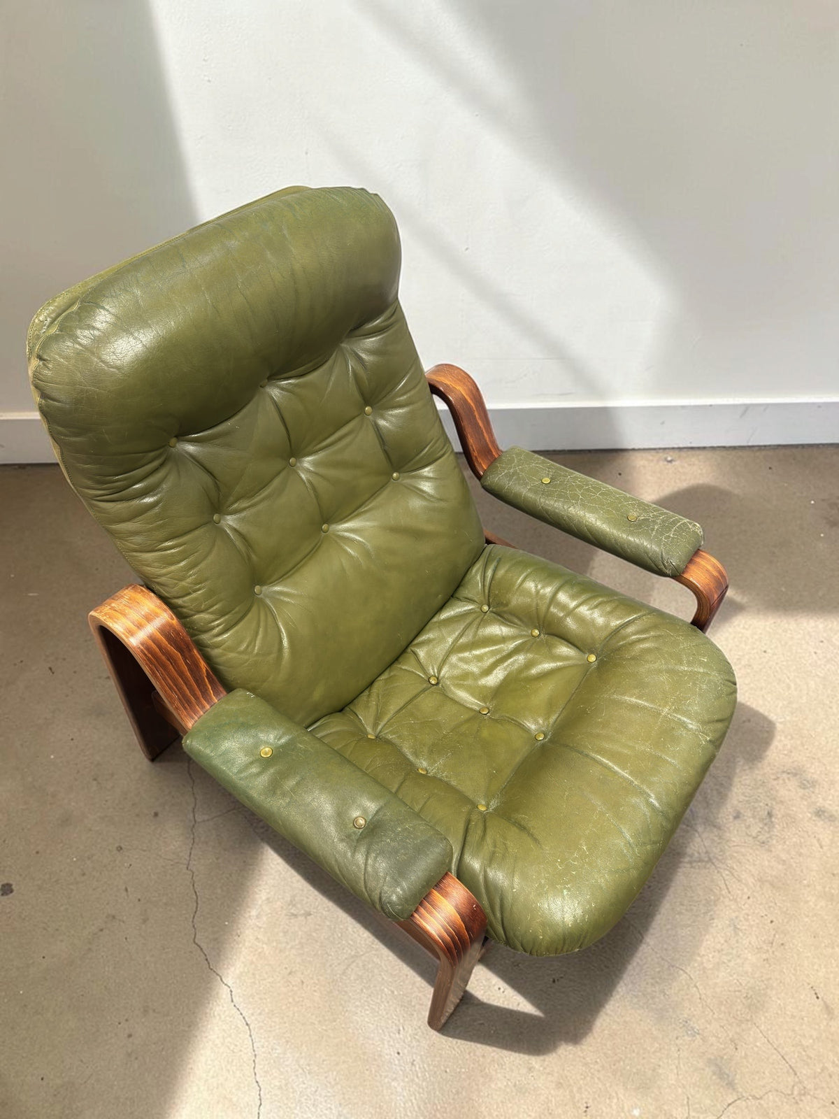tessvintage olijfgroene vintage fauteuil van Göte Möbler met gebogen houten frame en getuft leer uit de jaren 70