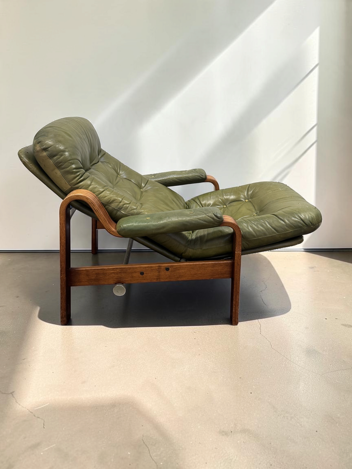 tessvintage olijfgroene leren fauteuil van Göte Möbler uit de jaren 70 met gebogen houten frame en tuftdetails