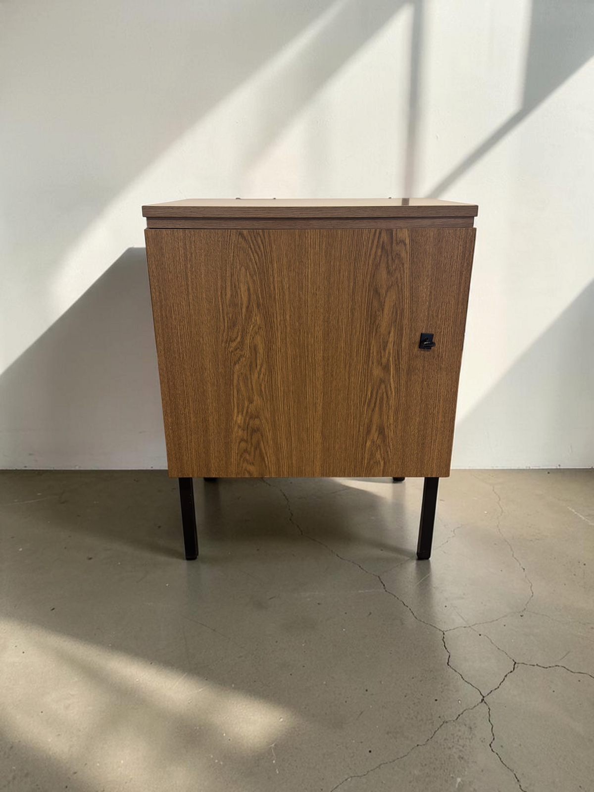 tessvintage vintage naaikastje van eikenfineer met zwarte stalen poten en een afsluitbaar deurtje