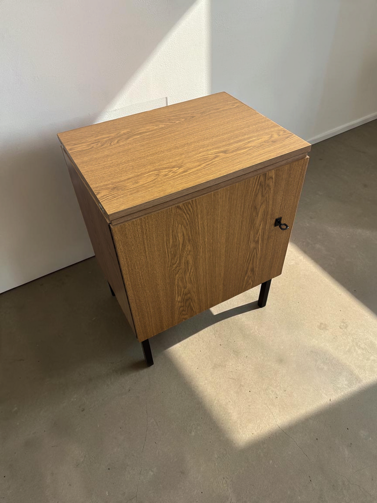 tessvintage vintage naaikastje van eiken fineer met zwarte stalen poten en inklapbaar werkblad