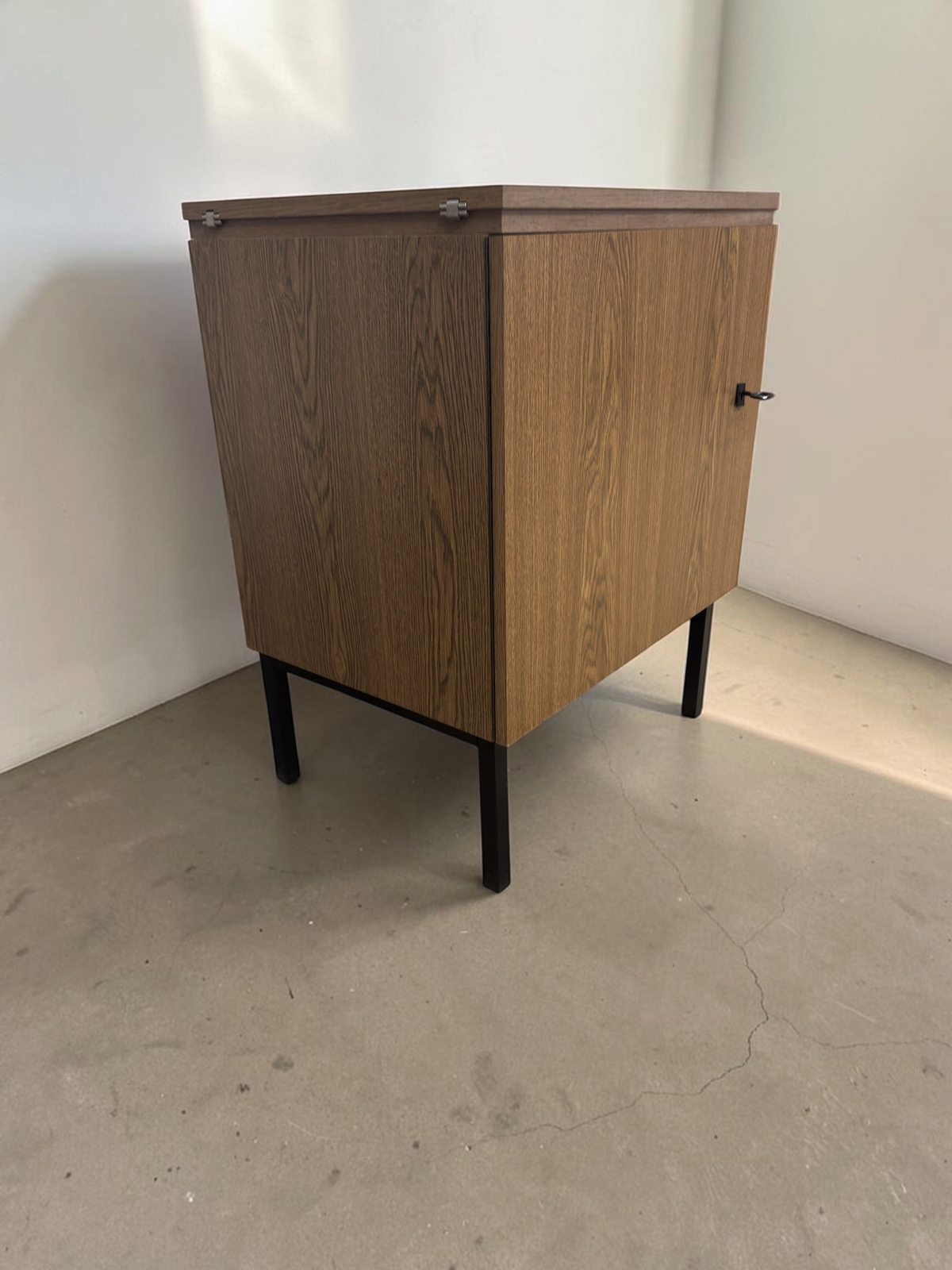 tessvintage vintage naaikastje van eiken fineer met zwarte stalen poten en inklapbaar werkblad