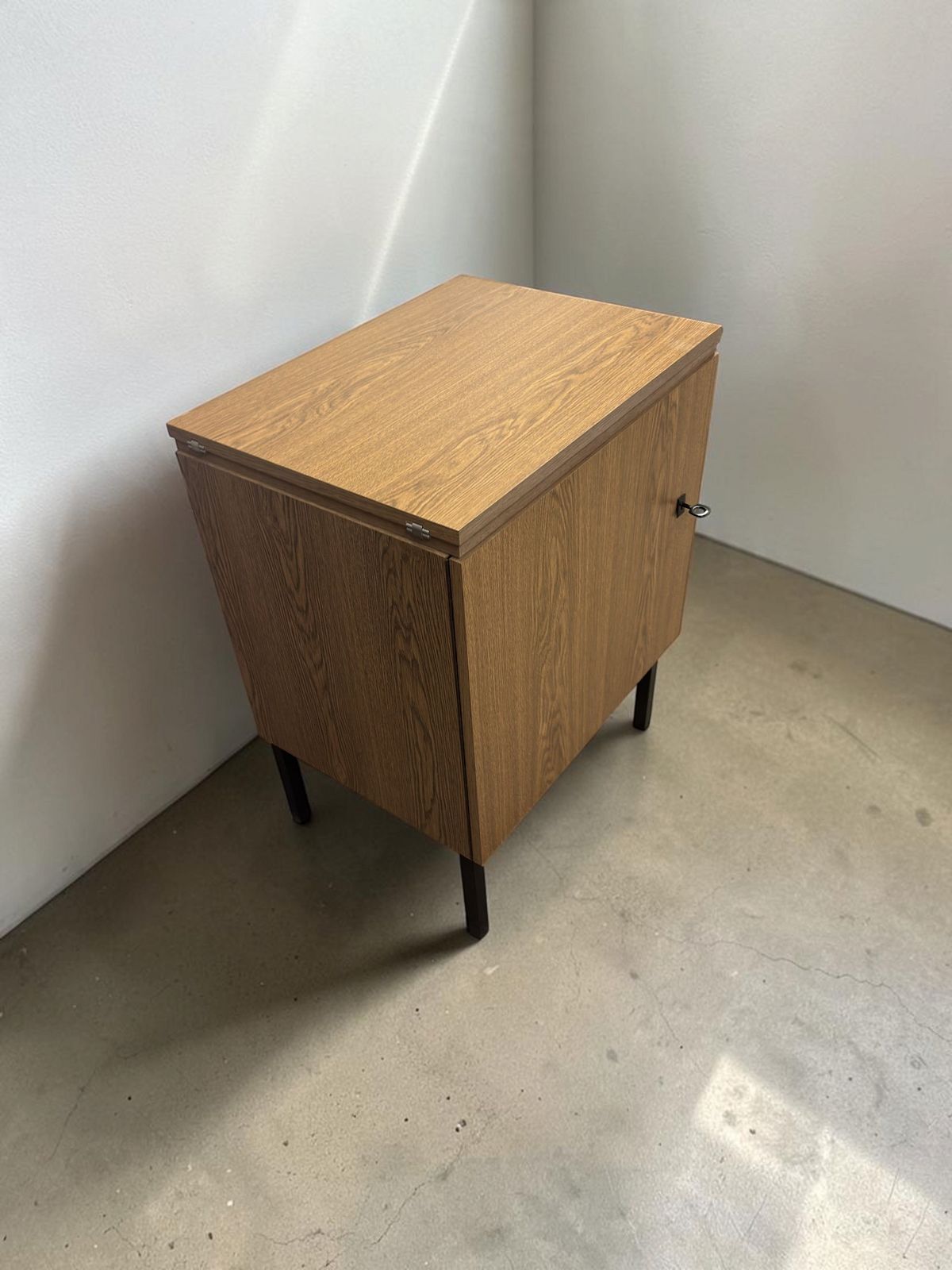 tessvintage vintage naaikastje van eiken fineer met zwart stalen poten en inklapbaar werkblad