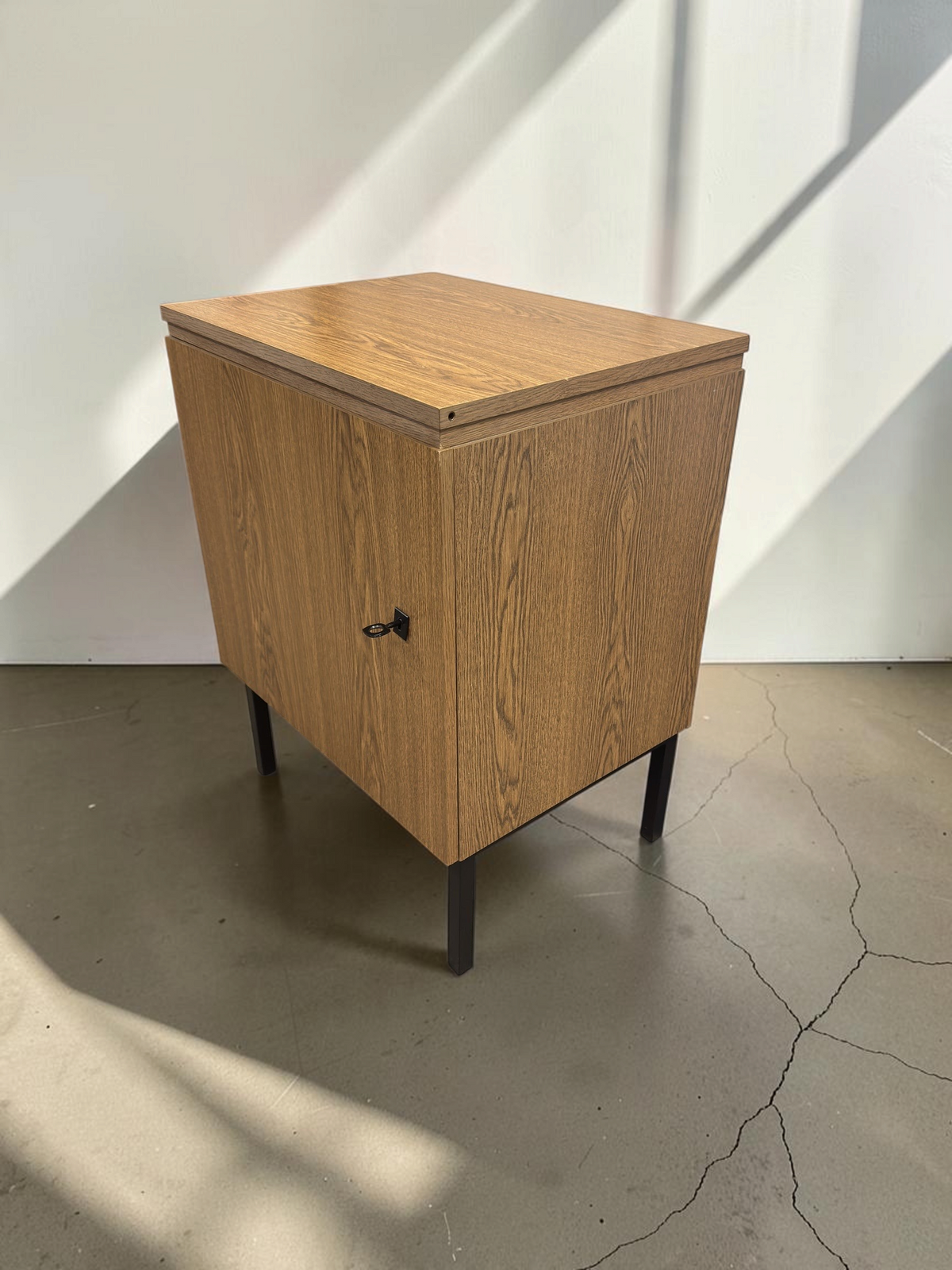 tessvintage vintage naaikastje van eiken fineer met zwarte stalen poten en een afsluitbaar deurtje